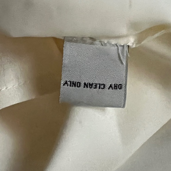 J Peterman cream silk blouse - perfect for the holidaya - Picture 4 of 6